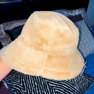 Fuzzy bucket hat 🤎